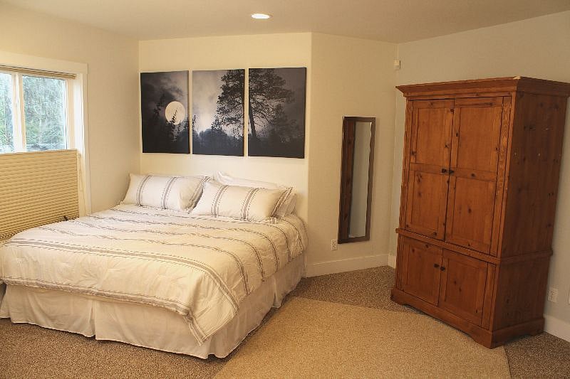 Comfy King Size Bed & Spacious Armoire Closet