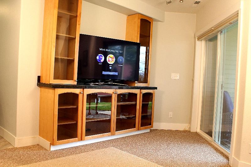 55" LED TV/Extra Shelve Space w/5G Wifi, Netflix, Amazon Streaming, HBO, Paramount+, Comcast, and Amazon Music
