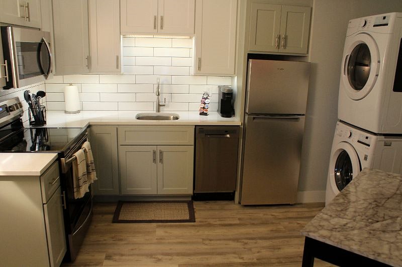 Immaculate Full Kitchen & Laundry