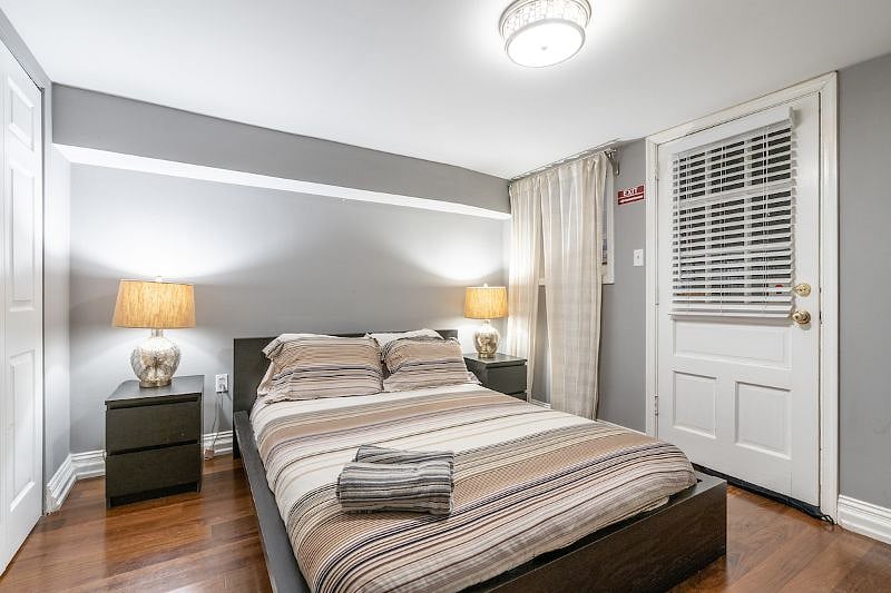 second bedroom (queen bed) (door is not an exit)