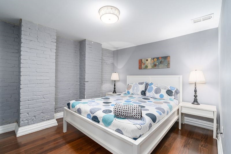 first bedroom (queen bed)
