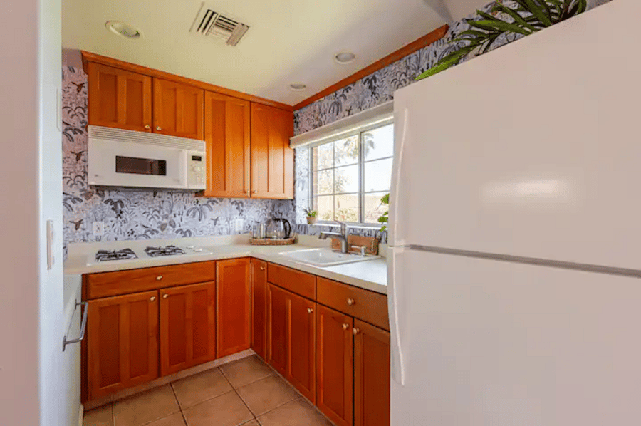 The casita has a full kitchen with a new refrigerator, gas cooktop, microwave oven, pots, pans, utensils, everything you'd need for an extended stay.