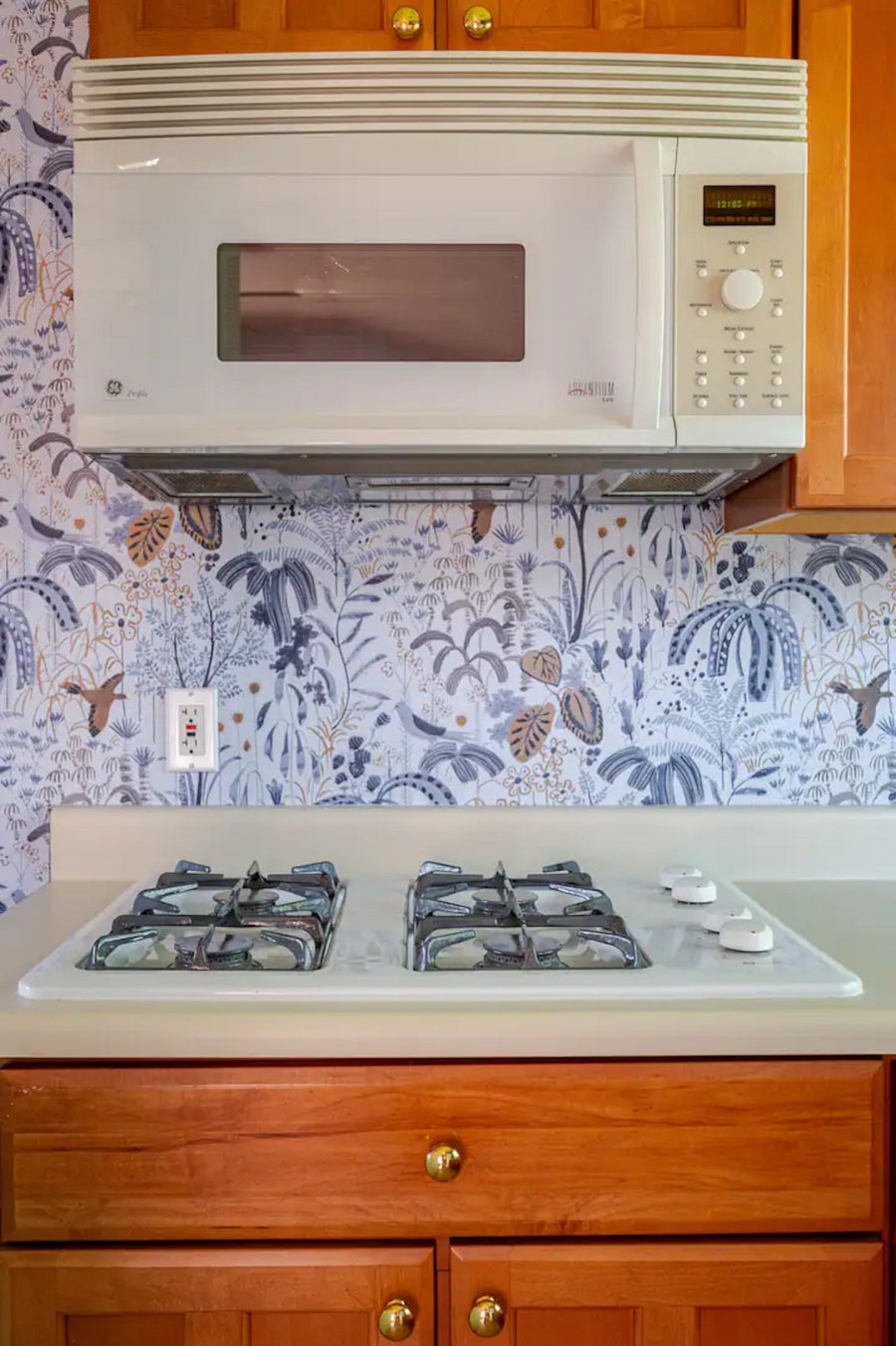 The stove is gas and available for your cooking .