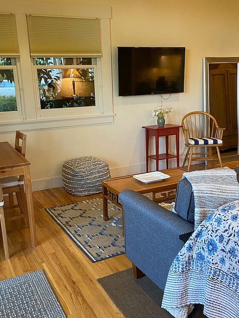 Seating & TV