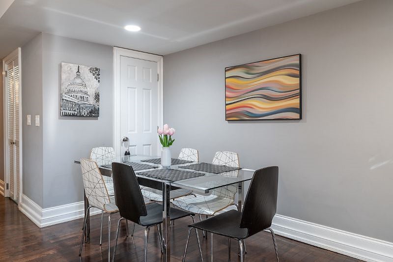 dining area with 6 seats