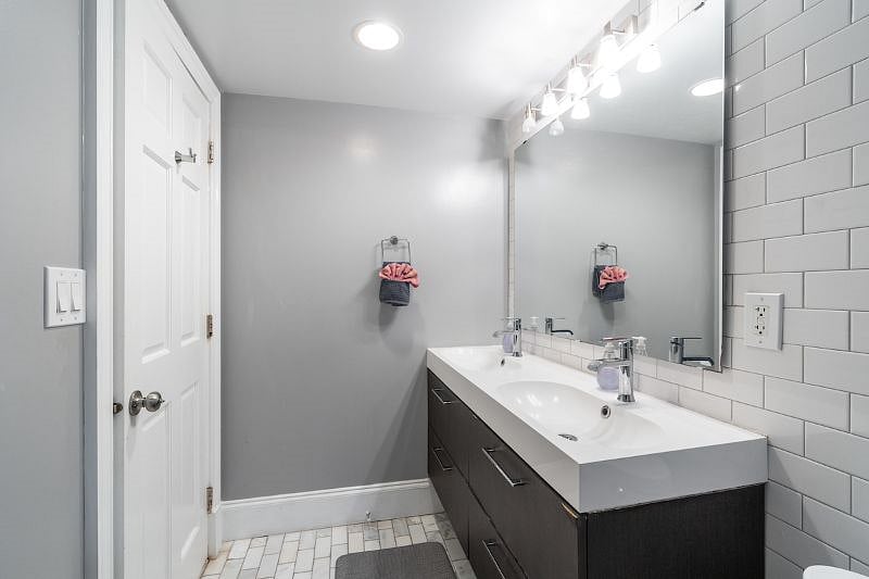 bathroom with two sinks