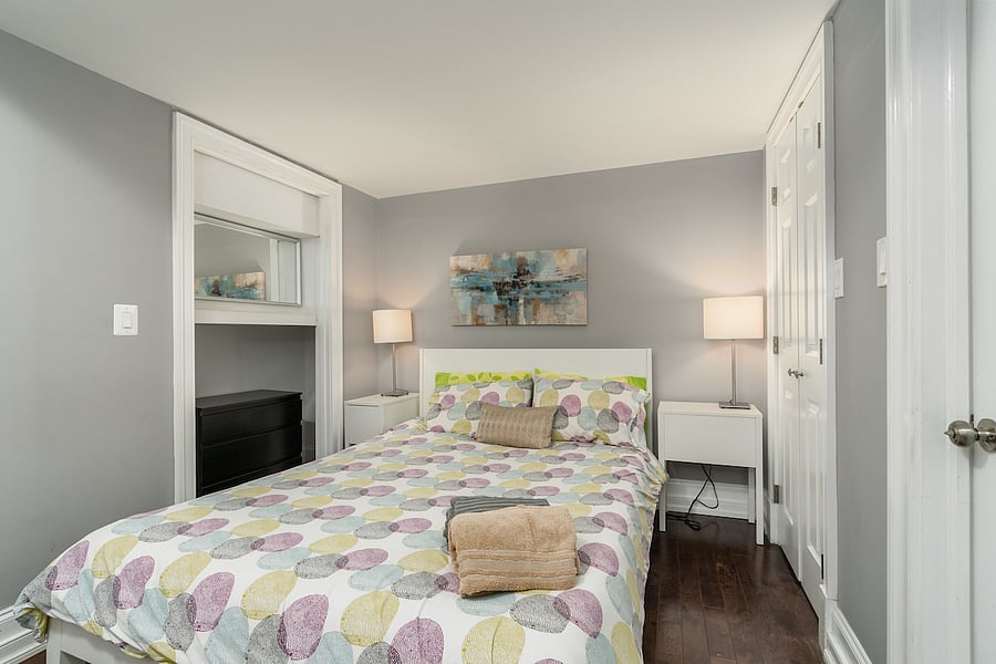 second bedroom with two dressers and closet