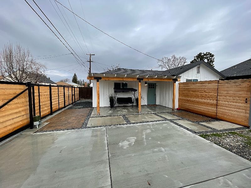 Gated outside - 2 car parking - alley entrance