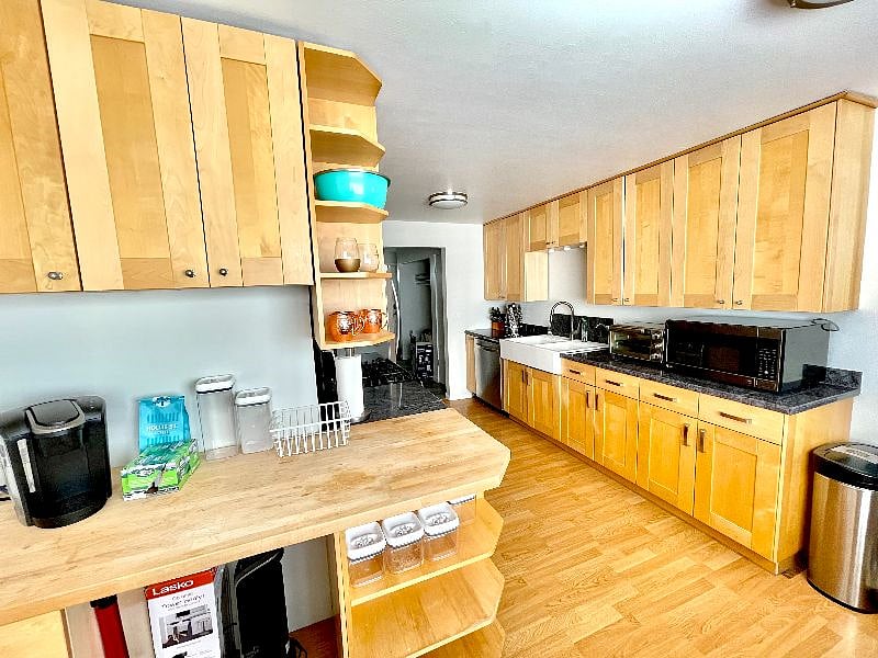 Kitchen - Keurig, Ice Machine, Rice Cooker, Waffle Maker, KBBQ Grill, Air Fryer, Dutch Oven, Bake Wear, Hydro Flasks, Instant Pot