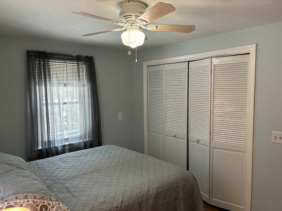 2nd floor bedroom with queen adjustable bed