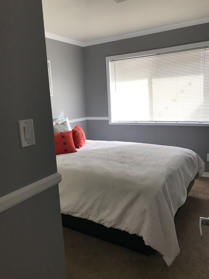 Guest bedroom with queen bed