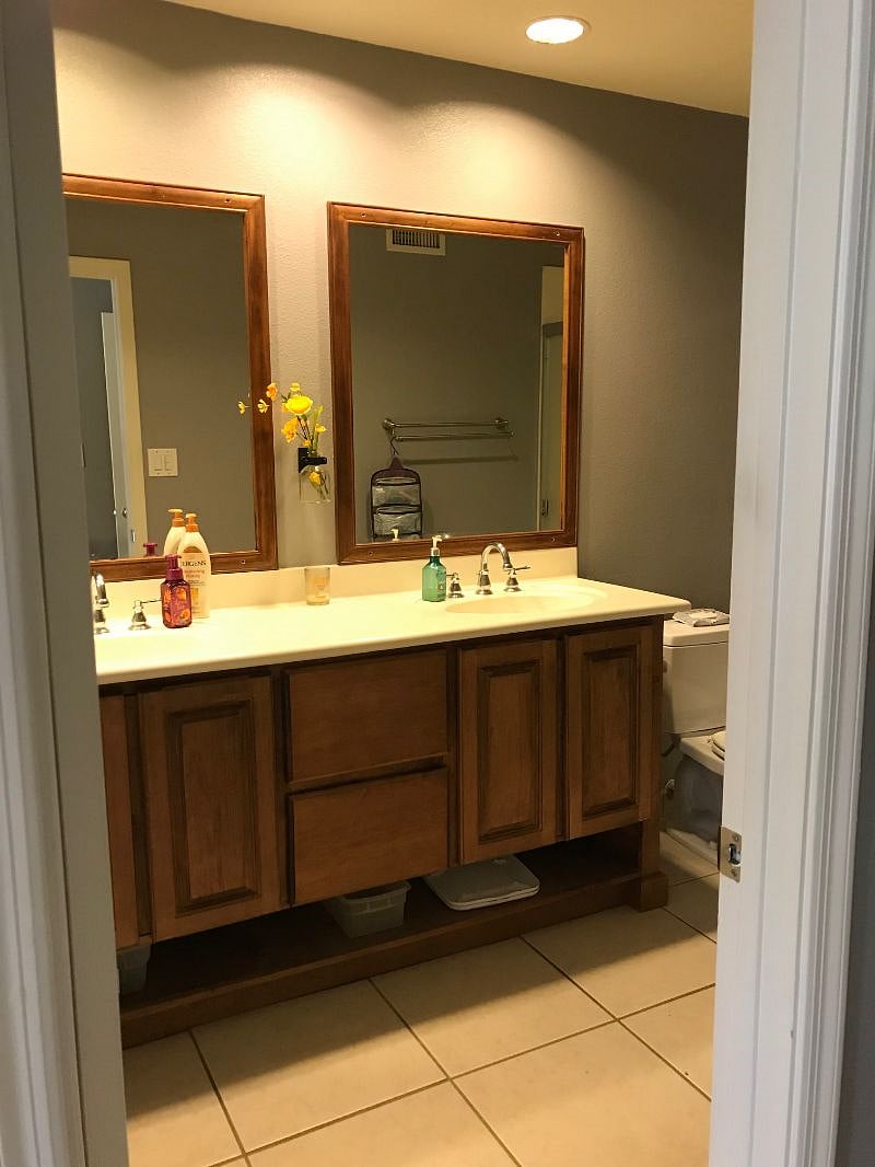 Master bathroom en suite. Dual sinks. 