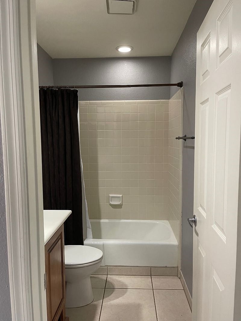 Guest/hallway full bath