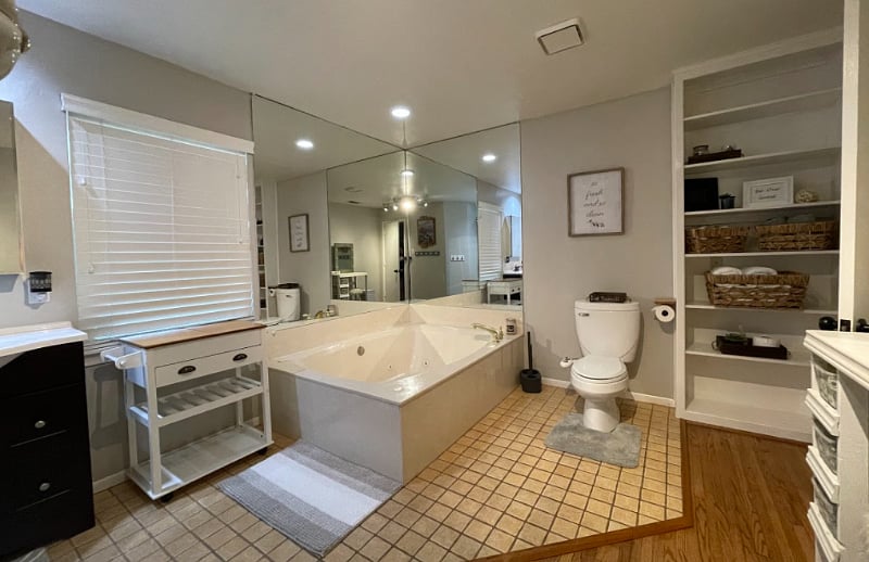Jacuzzi tub