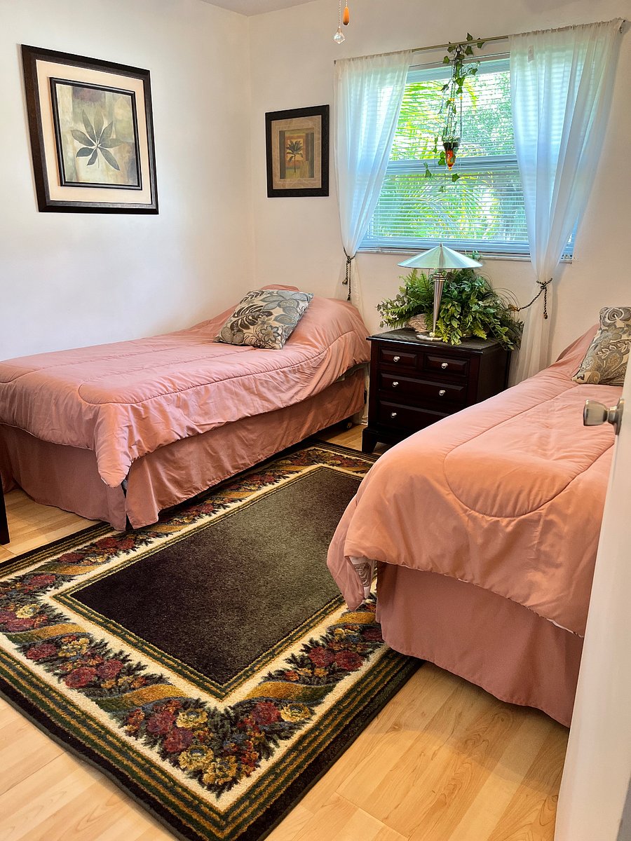 This is the bedding if you have pets, I have new beddings and carpet in the next photograph, which I would rather not have pets on