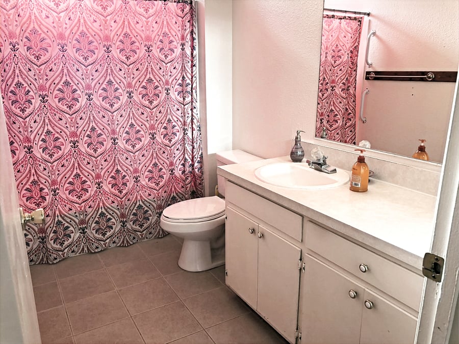 Main hall bathroom with tub/shower