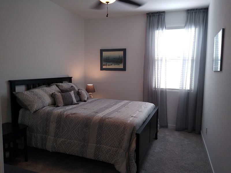 2nd bedroom (queen bed)
