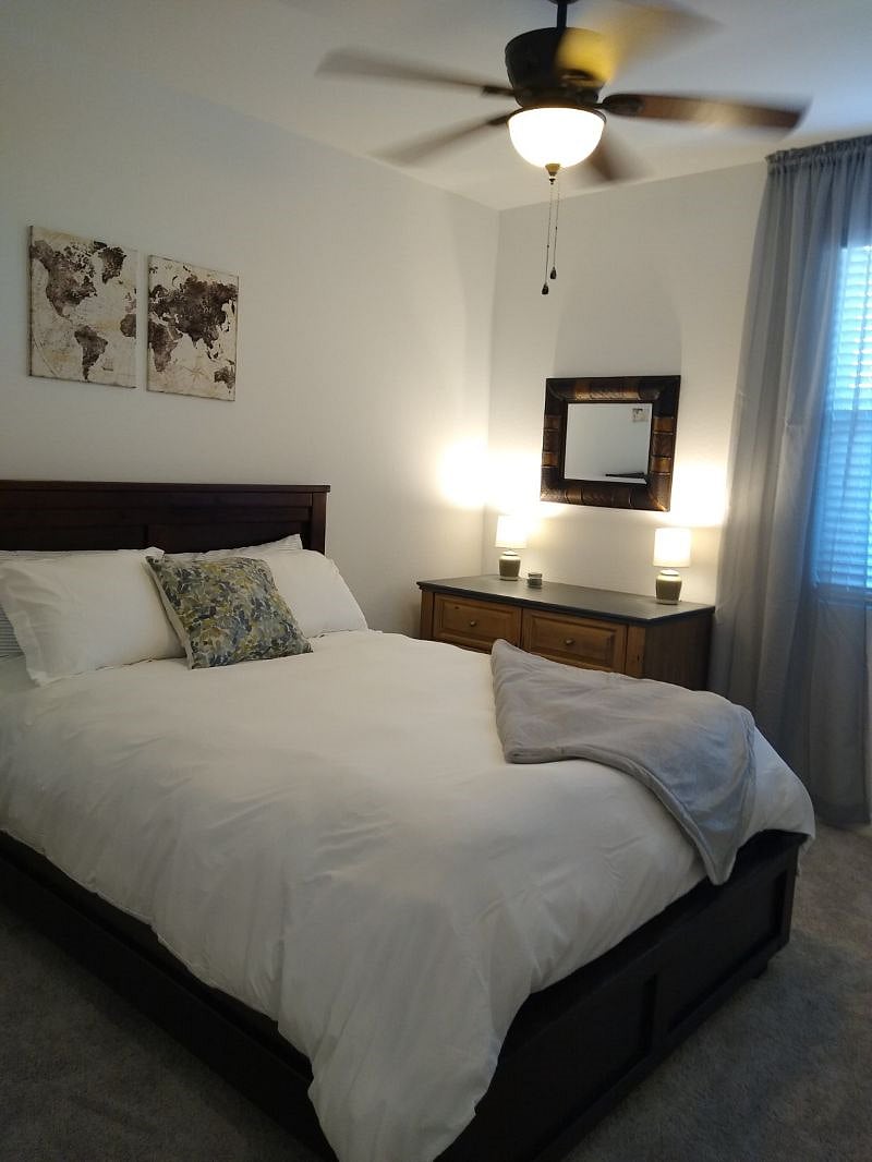 3rd bedroom (queen bed)