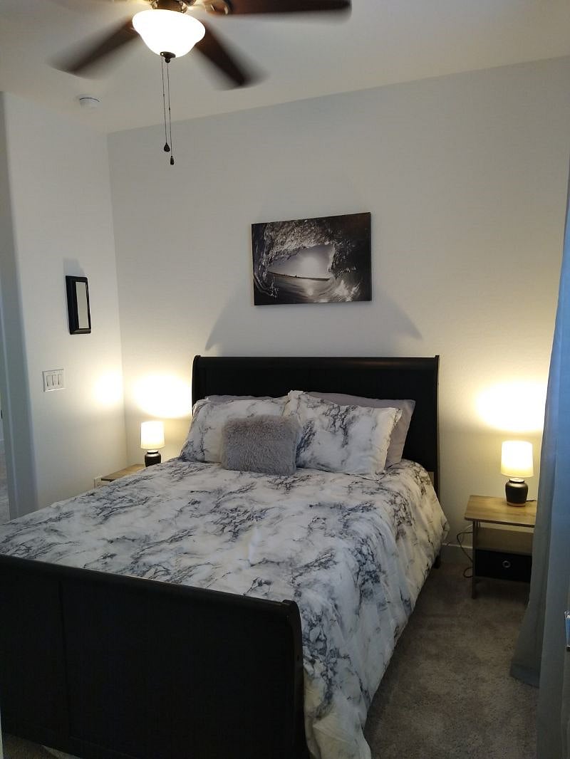 4th bedroom (queen bed)