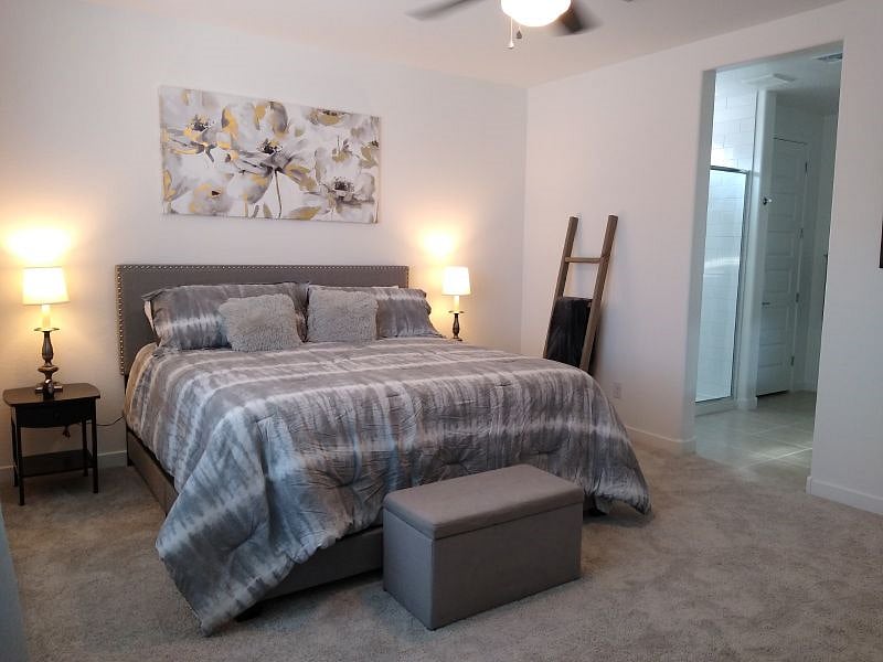 Master Bedroom (king bed)