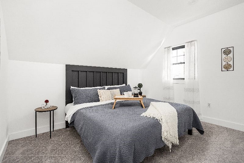 2nd bedroom w/king