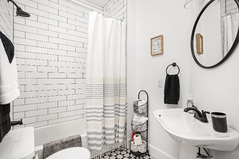 Upstairs bathroom between 2nd and 3rd bedrooms