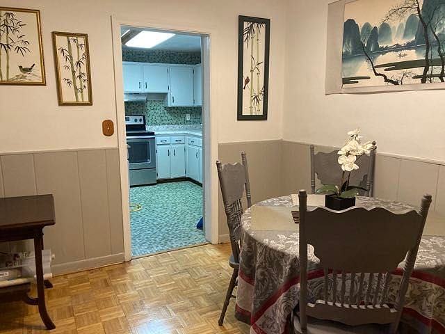Dining room into kitchen