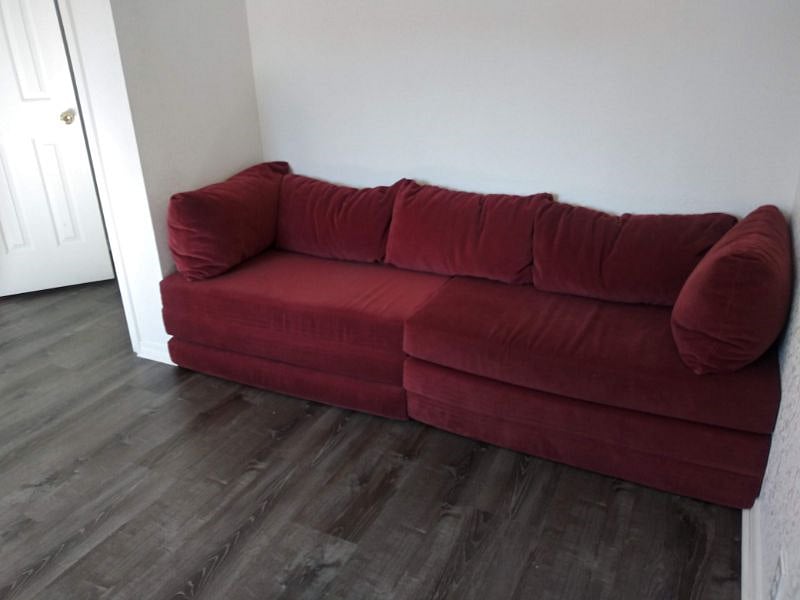 Middle bedroom downstairs, outfitted with two twin size foldout futons