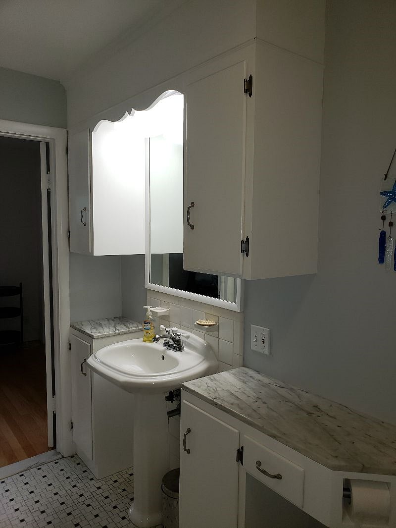 Spacious full bath