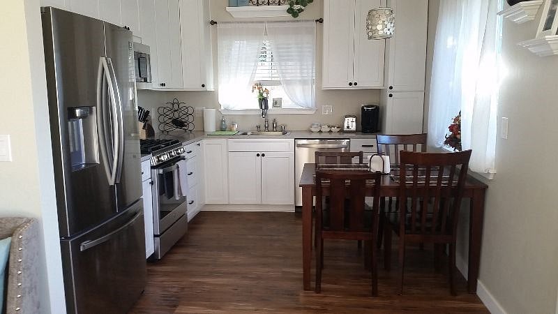Full-sized, well stocked kitchen with eat-in dining area