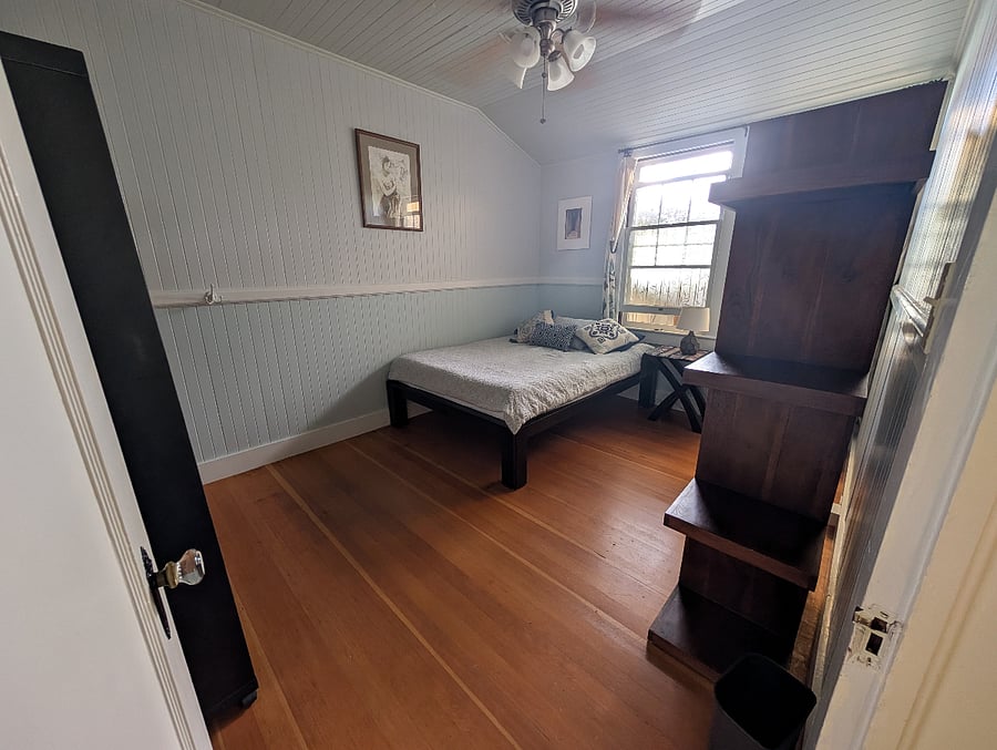 Large 2nd bedroom with full