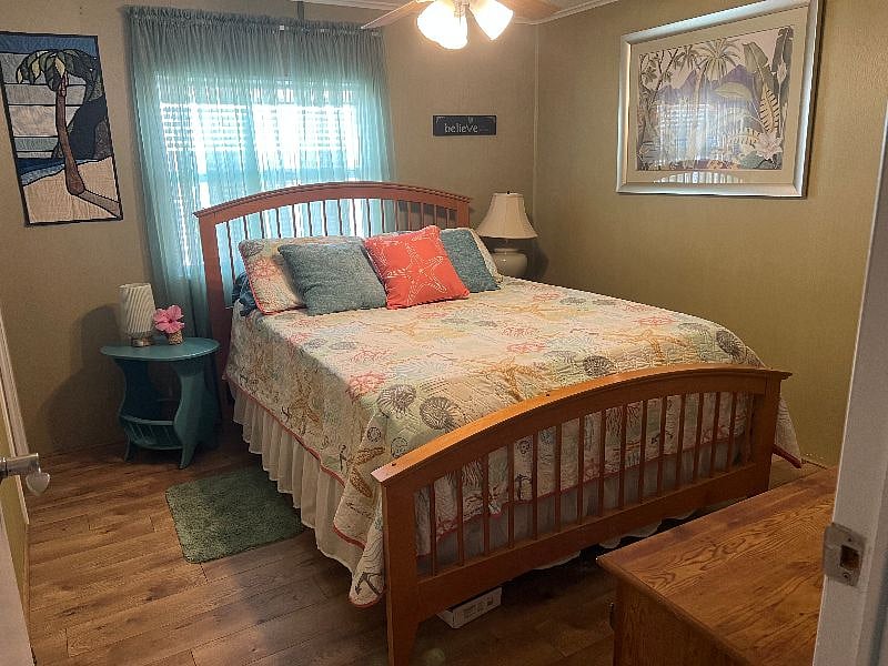 queen bed guest room