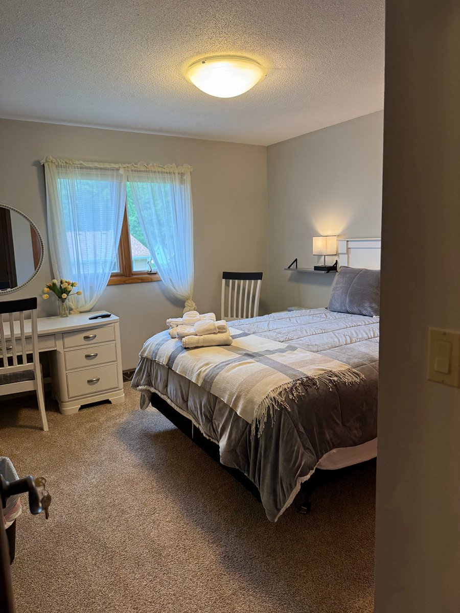 Guest bedroom