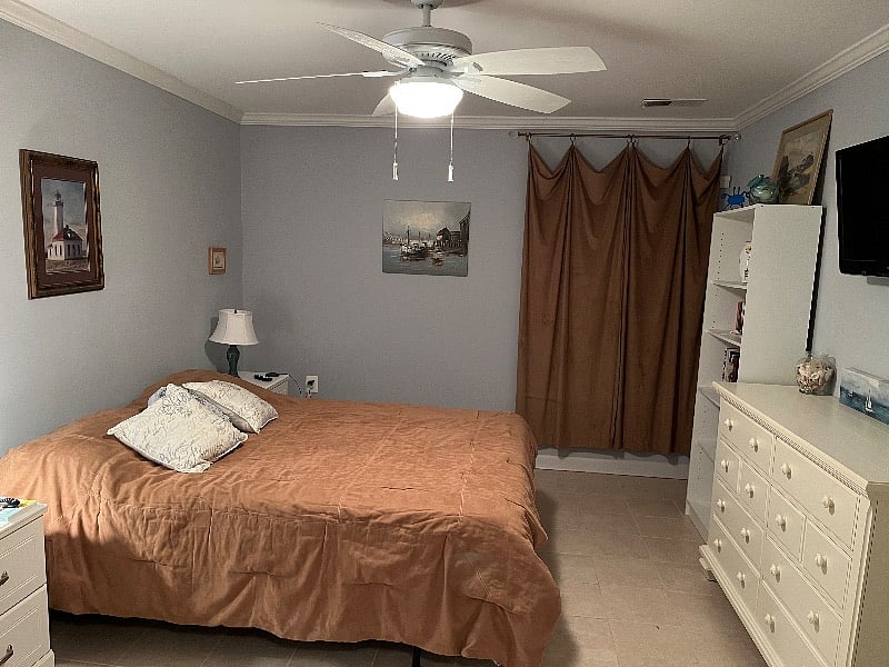 Master bedroom, queen size bed.