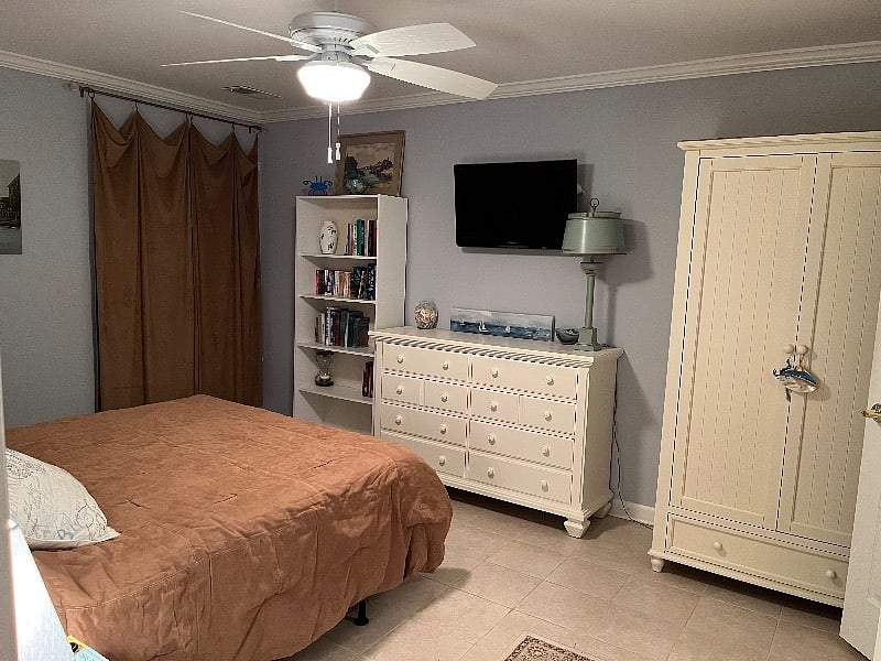 Master bedroom with TV. Queen size bed.