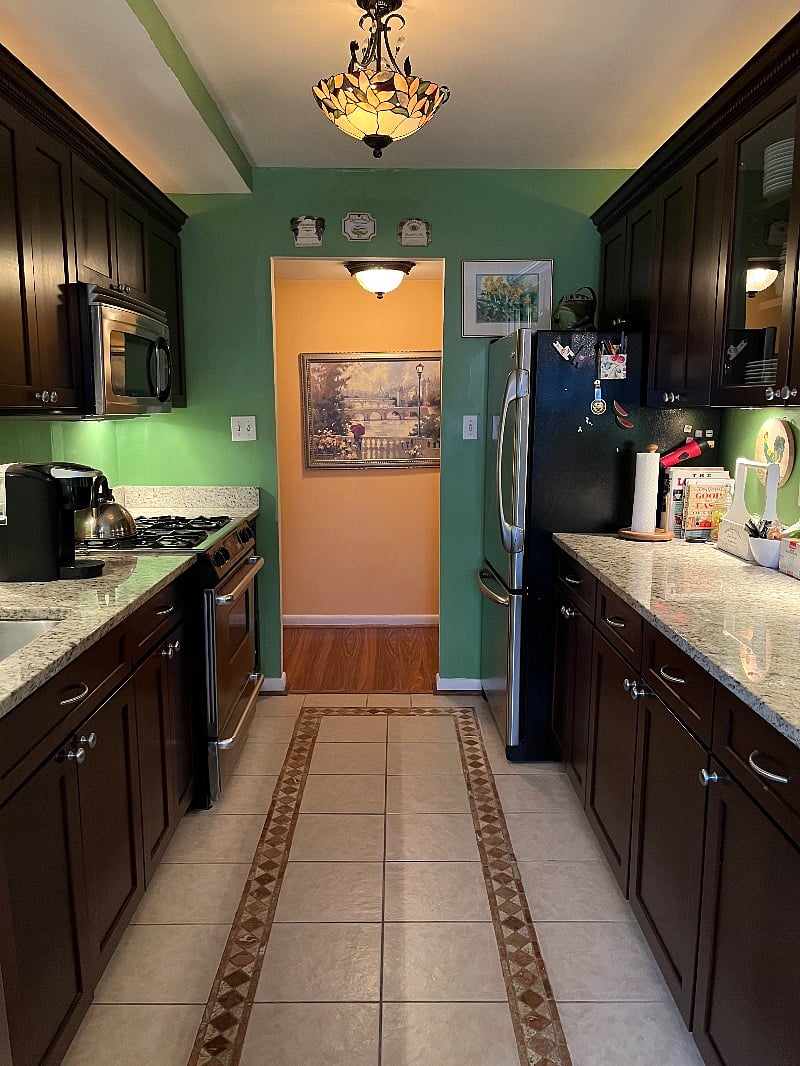 Full kitchen with gas stove/oven.