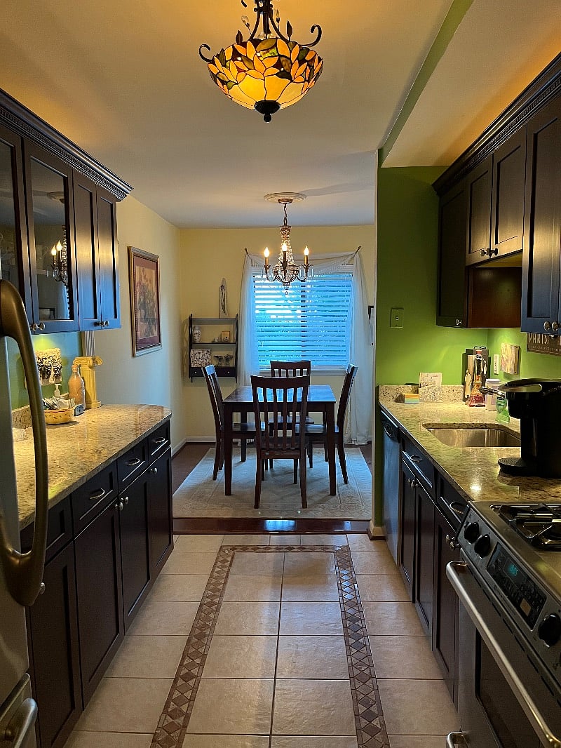 Full sized kitchen and dining area.