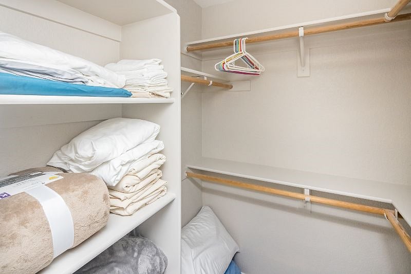 Walk-in-closet