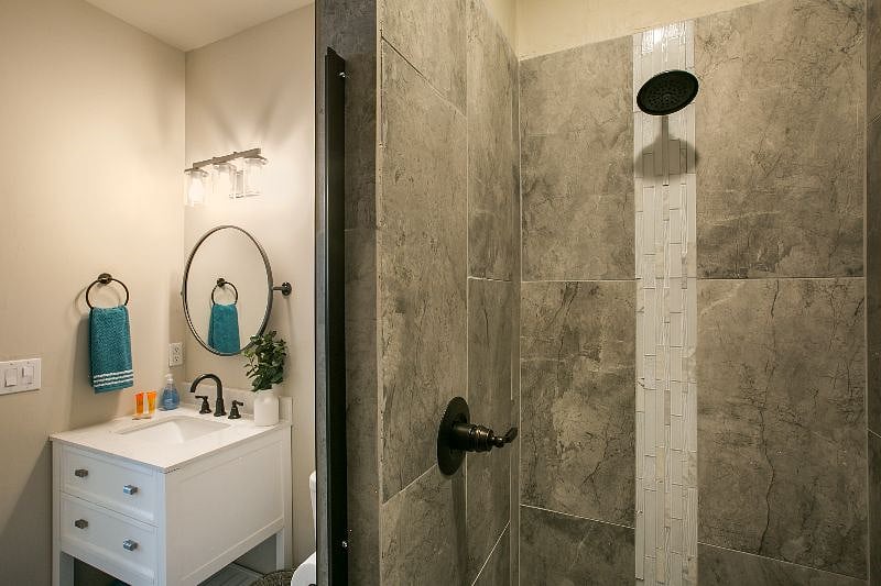 Bathroom 2 in Bedroom 2