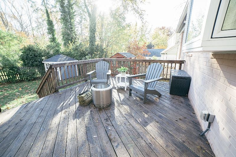 No better way to relax after a day of hiking, biking or touring than to chill on the spacious deck with Adirondack chairs and a firepit