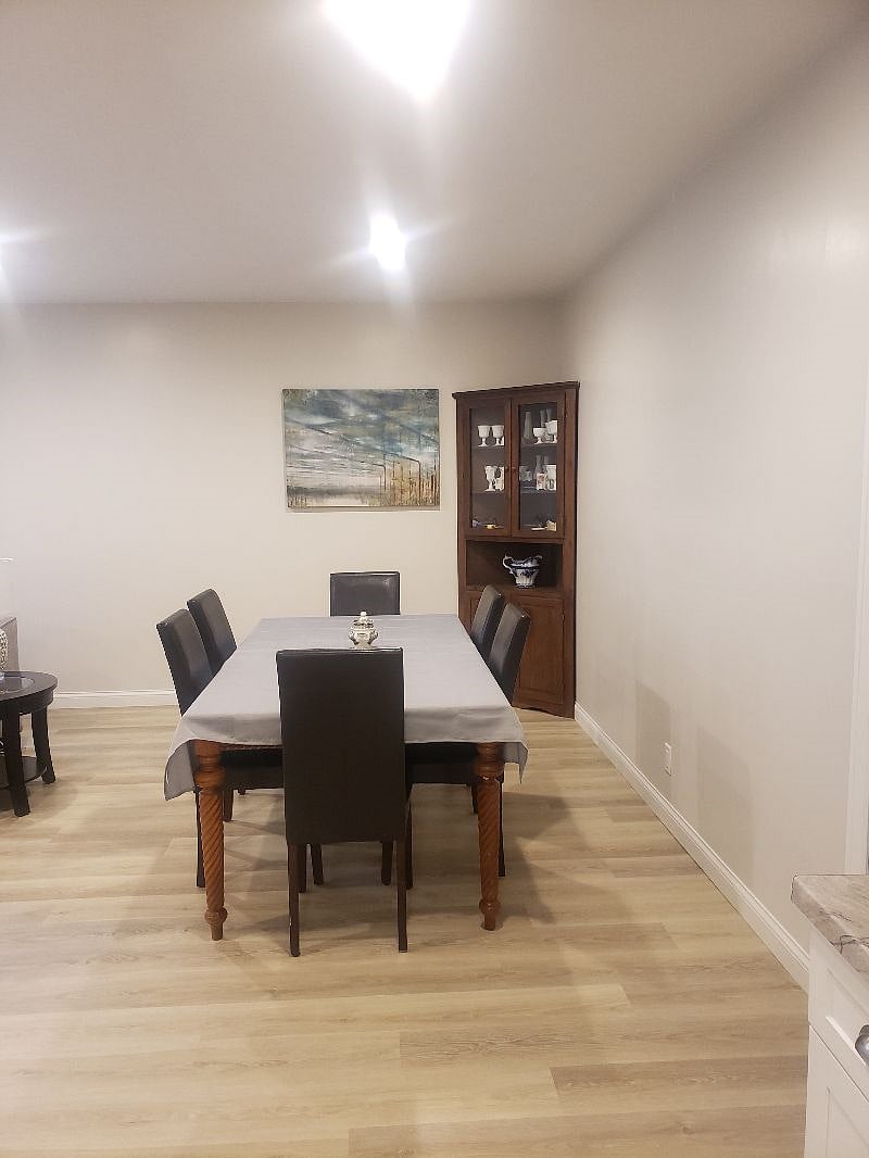 Dining room seats 6