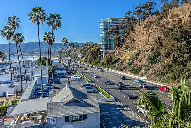 Located just a 10 minute walk from the Santa Monica boardwalk and pier