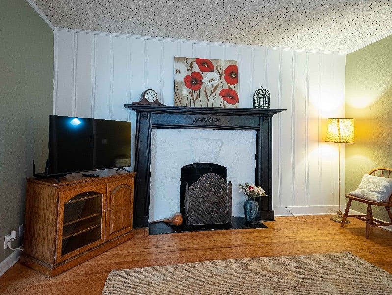 Gas Fireplace
Highspeed Internet
Smart TV