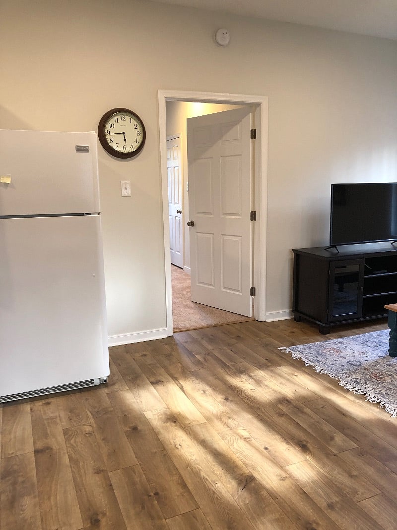 Spacious open floor plan with couch, TV with Verizon Fios and Wi-Fi connection and eating area.