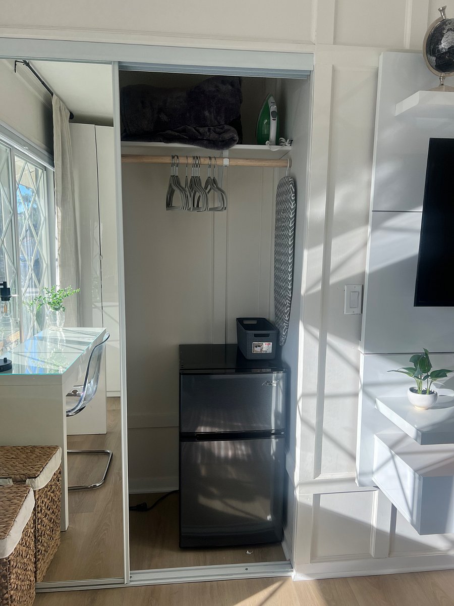 Personal refrigerator with freezer 