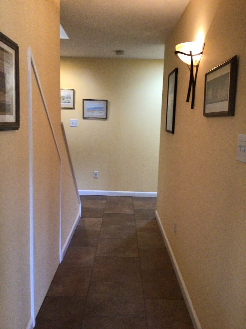 small hallway that leads to the extra room, the bathroom and the bedroom