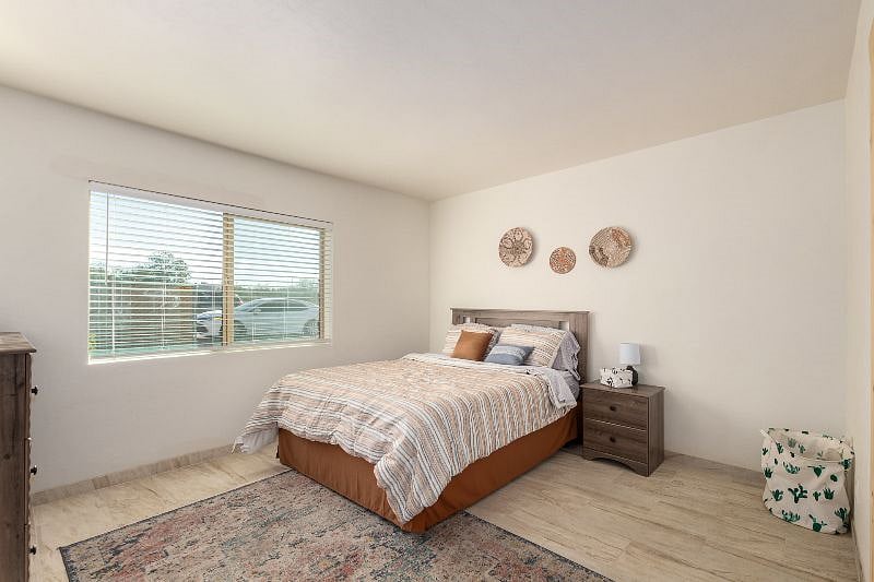 Master bedroom, queen bed, en suite bathroom