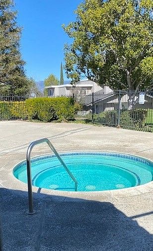 Hot tub that is in the complex. Access key is available with the rental.