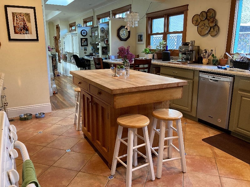 Large, fully equipped kitchen
