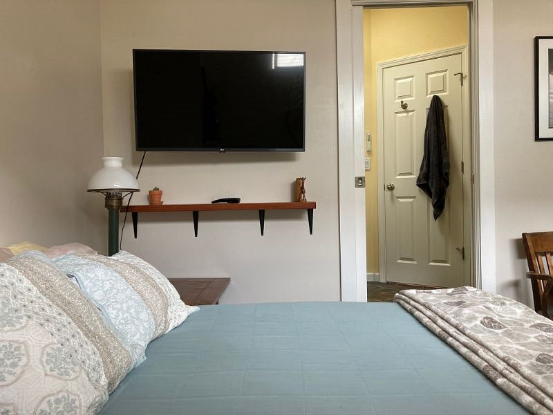 TV and entrance into bathroom from FF room.